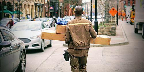 Paketbote am Ausliefer