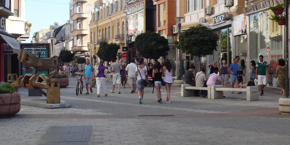 Fussgänger in einer Einkaufsstrasse