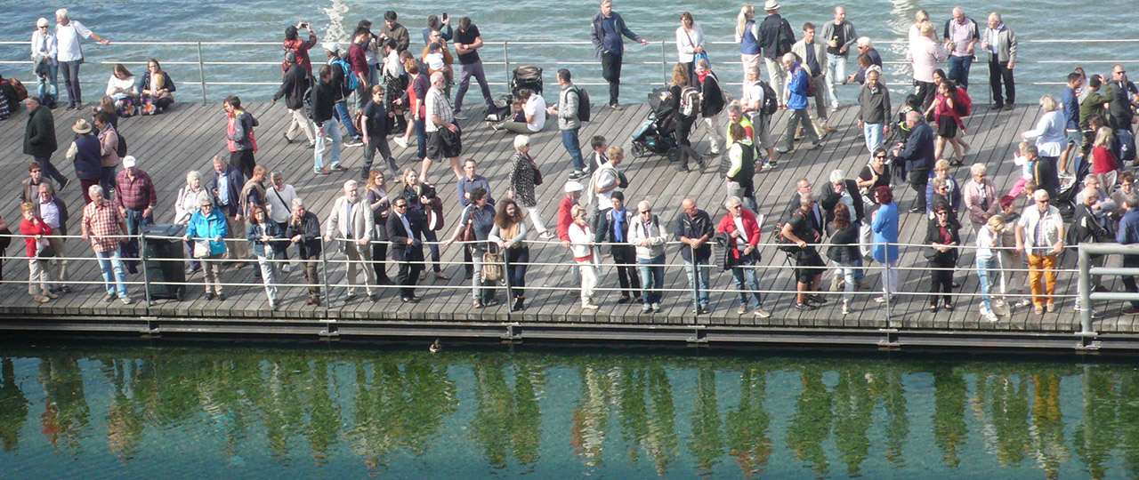 Leute auf einem Steg in Luzern